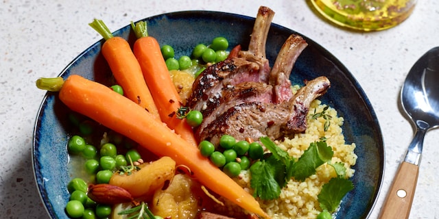 Couronne d’agneau aux légumes, couscous et abricots