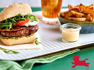 Hamburgers op z'n Italiaans met pancetta, pesto en mozzarella