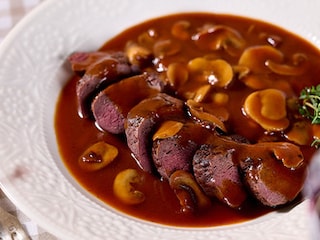 Rable de lièvre, sauce chasseur