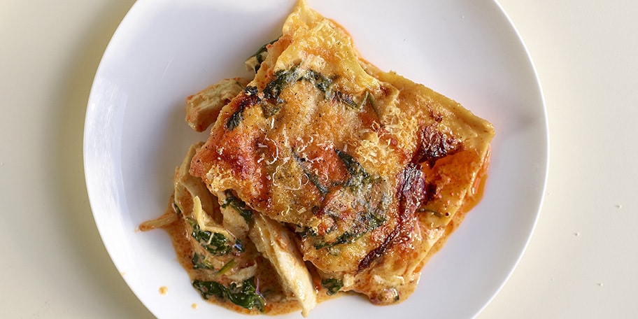 Homemade lasagne met kip, spinazie en paprikapesto