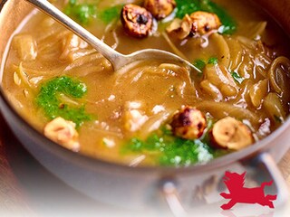Soupe aux oignons caramélisés, chouchous de noisettes et huile verte