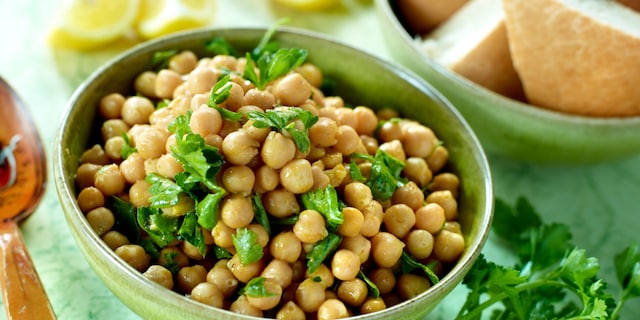 Salade van kikkererwten met kruiden