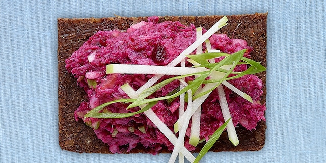 Rillettes van gerookte forel met rode biet, lente-ui en groene appel