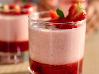 Aardbeienmousse met aardbeien en vanilleconfituur