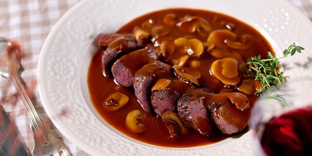 Rable de lièvre, sauce chasseur