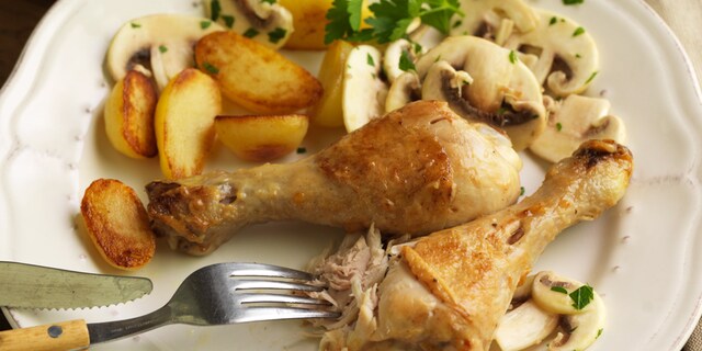 Kip met witte wijn en champignonsalade