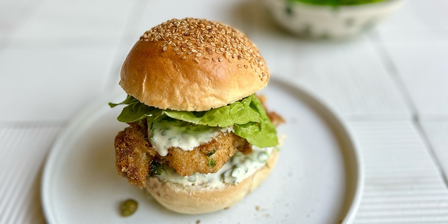 Burgers&nbsp;de&nbsp;veau&nbsp;pané,&nbsp;sauce tartare et salade d'herbes fraîches