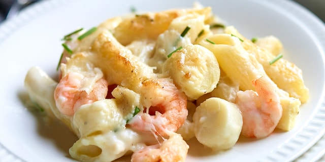 Gegratineerde penne met palmharten en garnalen