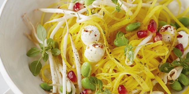 Salade van rauwe gele bieten met jonge geitenkaas, sojabonen en sojascheuten