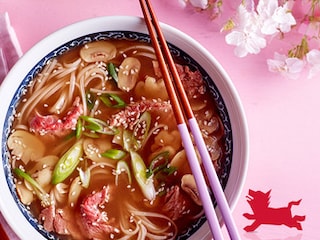 Vietnamese Phở-soep met rundvlees en champignons