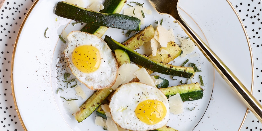 Bâtonnets de courgettes au parmesan et œufs de caille