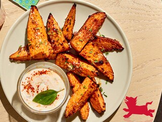 Gelakte zoete aardappelwedges met yoghurtsaus