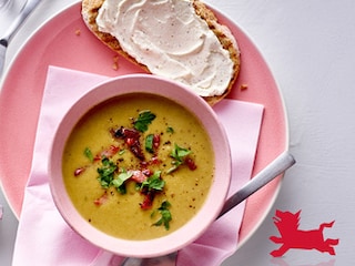 Potage de légumes aux lardons et tartines grillées au fromage frais