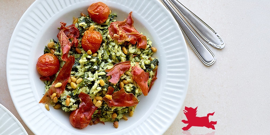 Risotto aux épinards, ricotta, tomates cerise rôties et chips de jambon