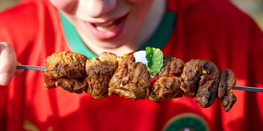Lamsbrochettes met gegrilde paprika’s en yoghurtsaus