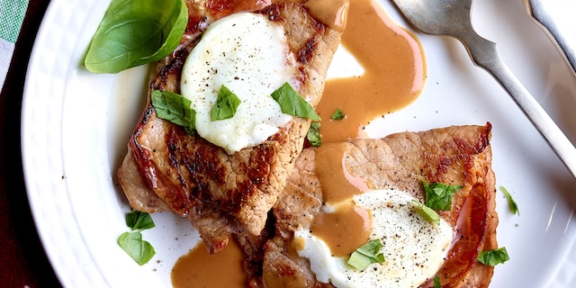 Escalopes de veau à la sauge, au jambon et à la mozzarella