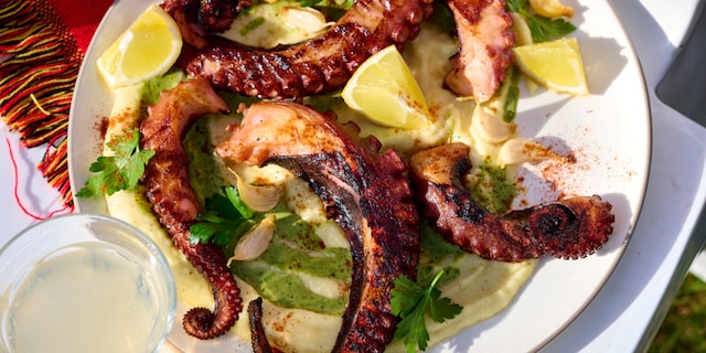 Poulpe grillé et crème de pommes de terre à l’ail confit