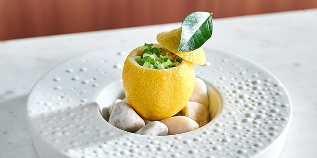 Citron au tartare de bar, pomme verte et crème de coco