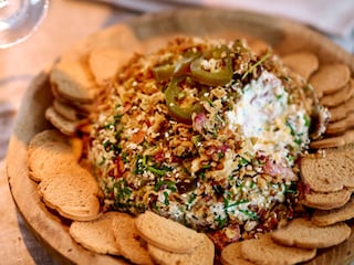 Bombe de fromage frais au lard, noix de pécan, miel et jalapeños