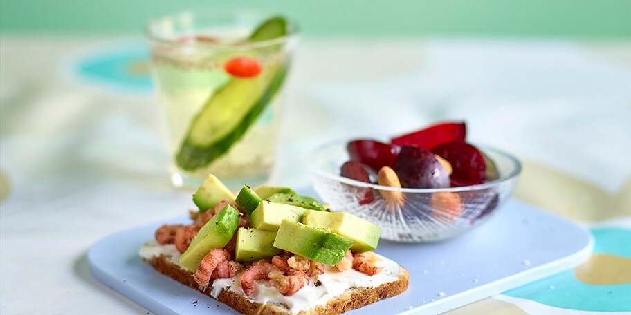 Boterhammen met grijze garnalen en avocado
