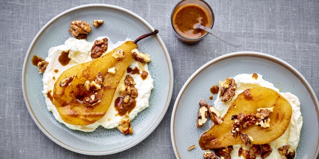 Gepocheerde peren met honing en noten