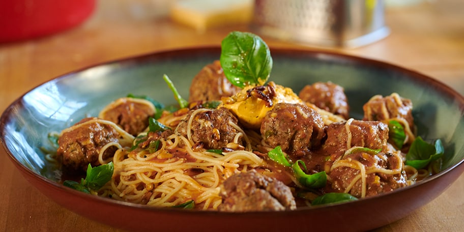 Balletjes met pijnboompitten, homemade tomatensaus en spaghetti