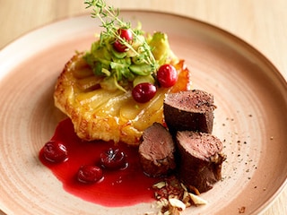 Râble de lièvre mariné, tatin de poires, compote d’airelles et choux de Bruxelles poêlés