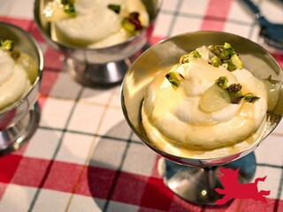 Mousse de mascarpone à la gelée de citron et pistaches au miel