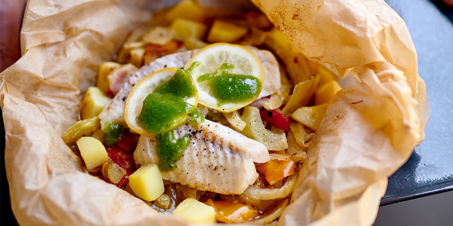 Roodbaars in papillot met venkel en gegrilde paprika's, pestosaus