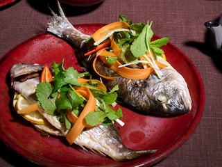 Dorade uit de oven en fris kruidenslaatje