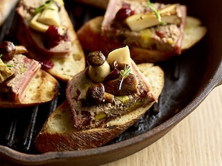 Bruschettas au pâté de cerf maison et poêlée de champignons des bois