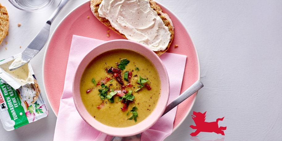 Potage de légumes aux lardons et tartines grillées au fromage frais