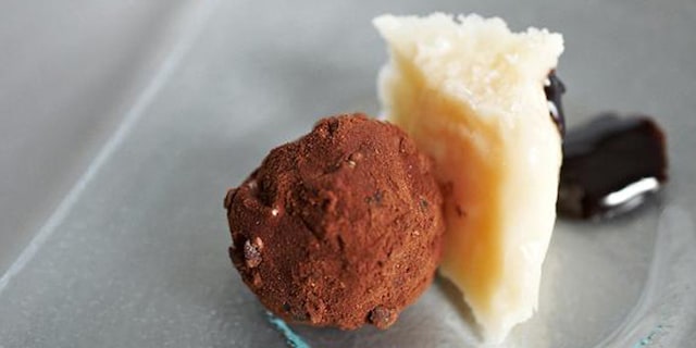 Truffel van geitenkaas en oude Parmezaanse kaas met een vleugje cacao