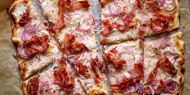 Flammekueche aux deux oignons et à la pancetta