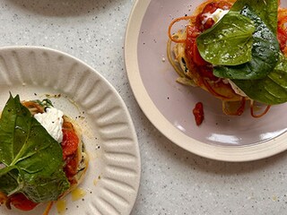 Spaghettikoek, bolognaisesaus, mozzarella di bufala, winterse salade, citroen-balsamicodressing