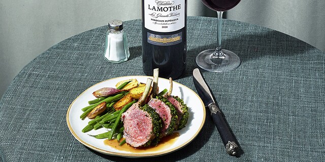 Couronne d'agneau avec persillade d'herbes et haricots verts