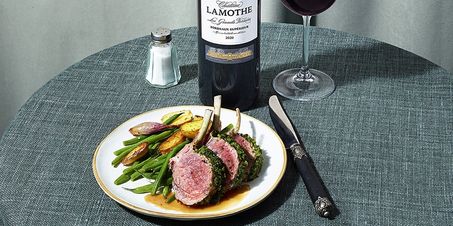 Couronne d'agneau avec persillade d'herbes et haricots verts