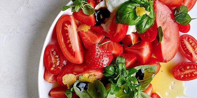 Tomatenslaatje met aardbeien en mozzarella