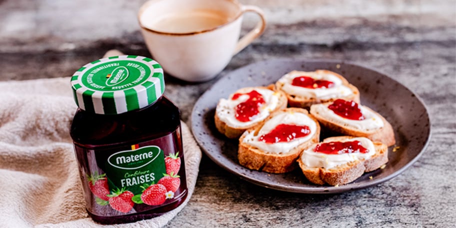 Toast à la ricotta & confiture de fraises