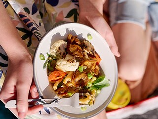 Salade de macaronis au poulet rôti, légumes grillés et mayo au paprika