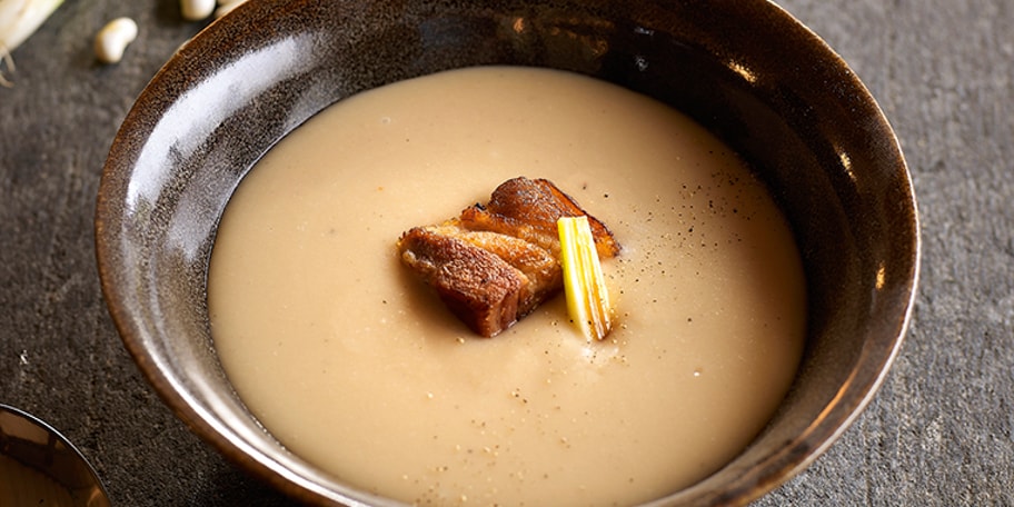Velouté van witte boontjes met knapperig spek