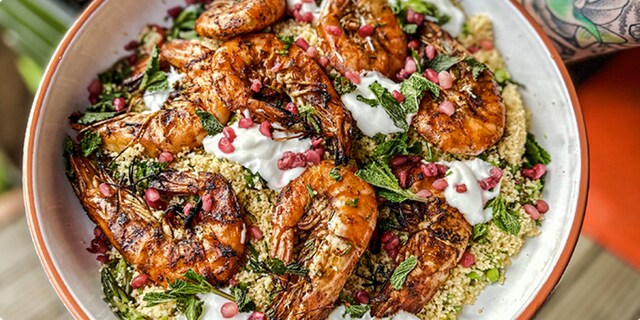 Garnalen op de barbecue, tabouleh met groene asperges en zeekraal