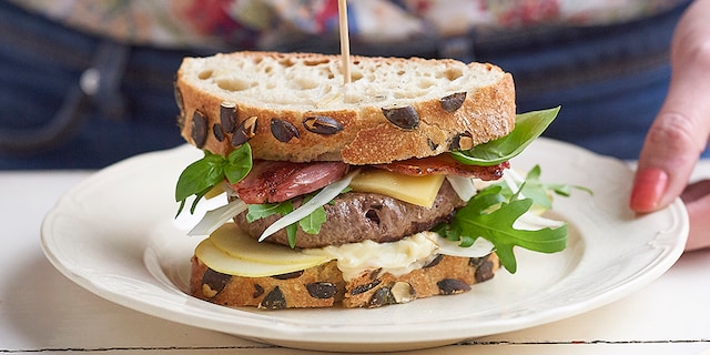 Biohamburger met abdijkaas en spek