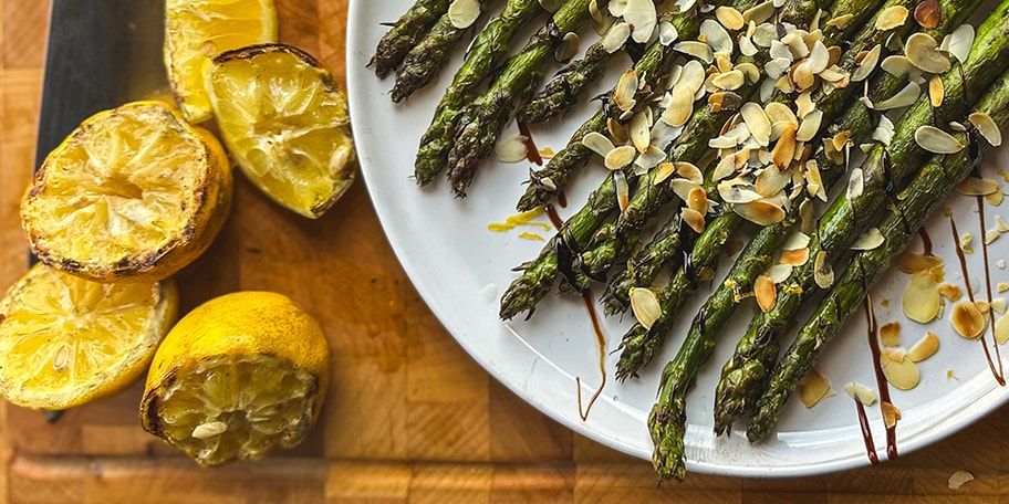 Gegrilde groene asperges met citroen en amandelschilfers