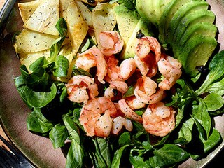 Salade met geschroeide knolselder, scampi en avocado