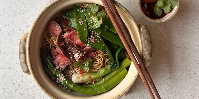 Nouilles sautées au bœuf, légumes croquants et sauce aigre-douce