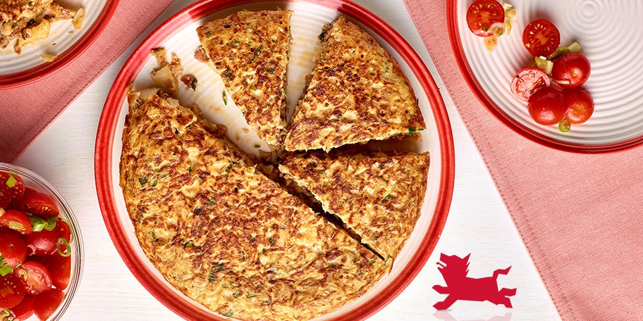 Spaanse tortilla met bloemkool, spekreepjes en kerstomatenslaatje