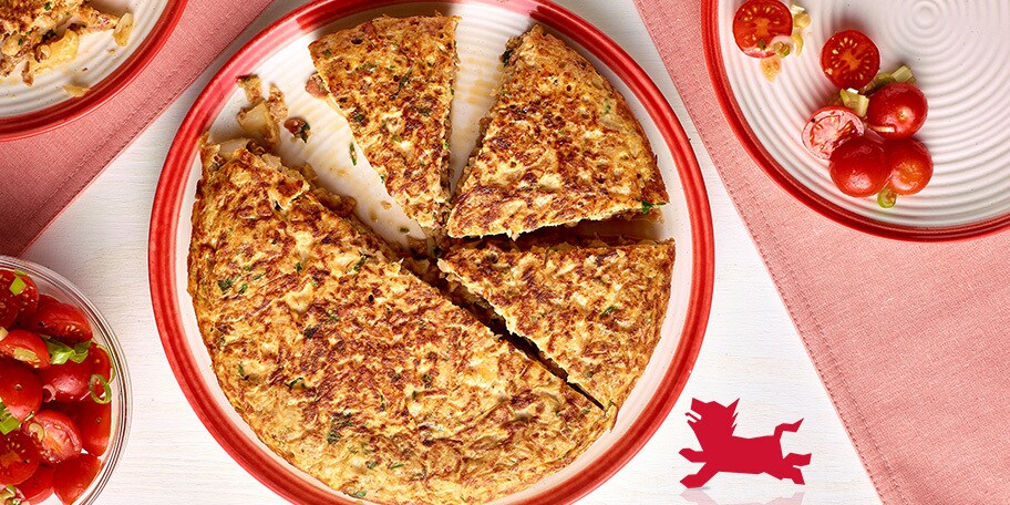 Spaanse tortilla met bloemkool, spekreepjes en kerstomatenslaatje
