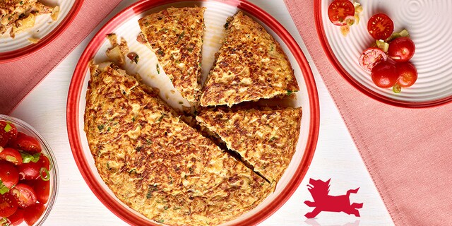 Spaanse tortilla met bloemkool, spekreepjes en kerstomatenslaatje
