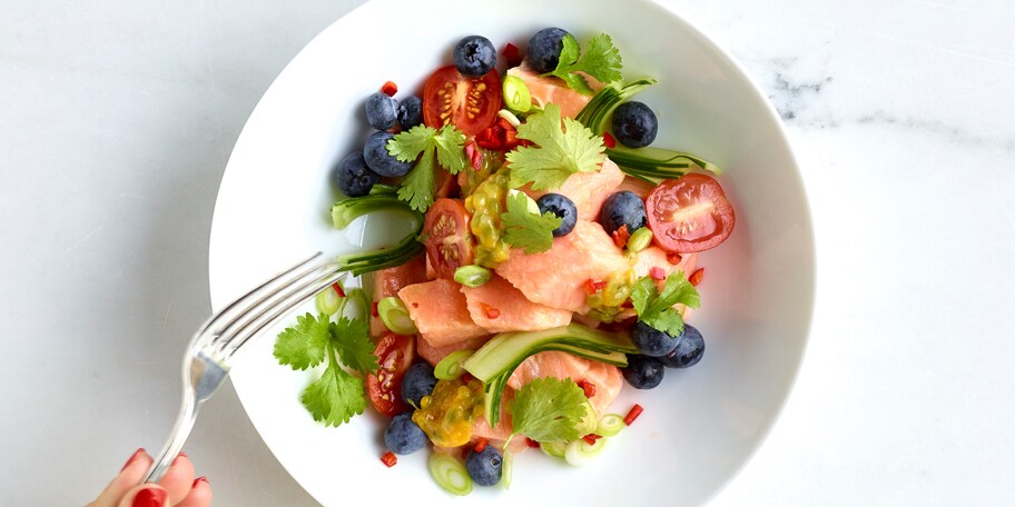 Ceviche van zalm met blauwe bessen en passievruchten